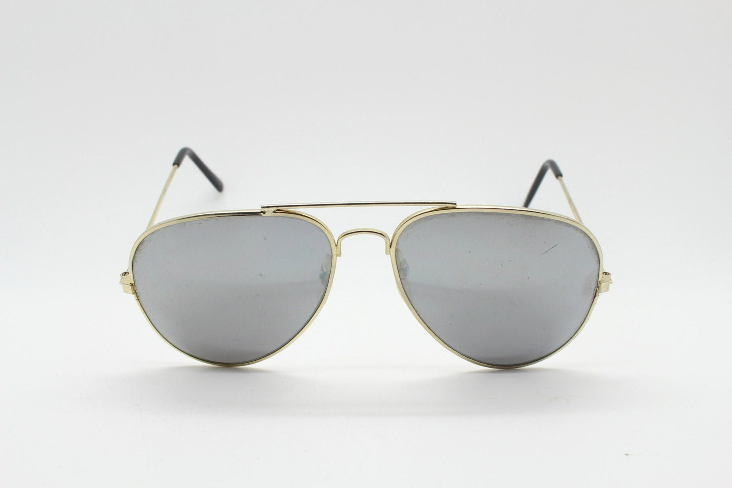 80s vintage aviator sunglasses. Optimal shape classic pilot aviators in a gold metal frame with silver mirror lenses. Teardrop, NOS