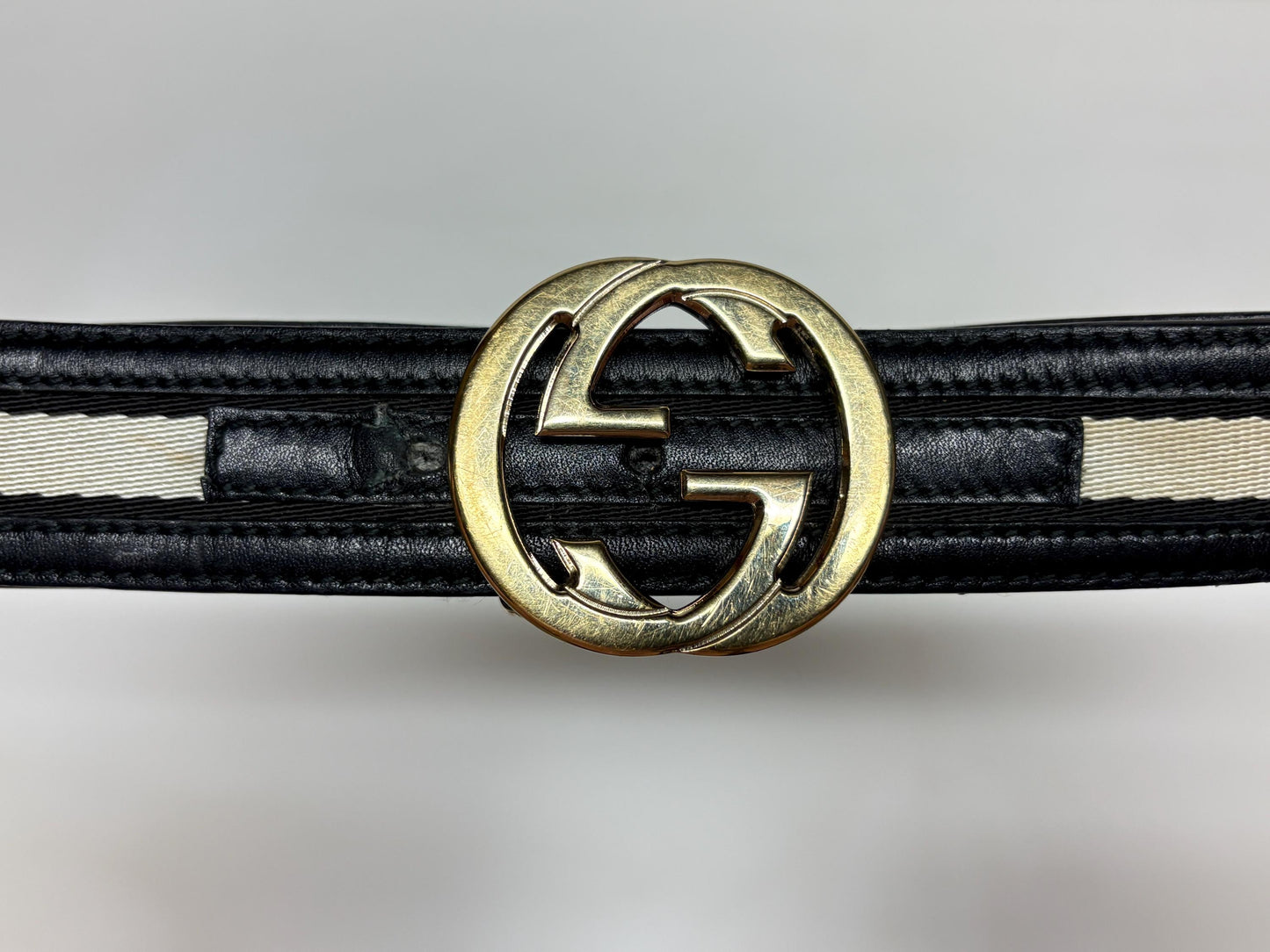 Gucci 90s vintage 1" jeans belt made in Italy. Black genuine leather with neat sized logo buckle and central cream textile section