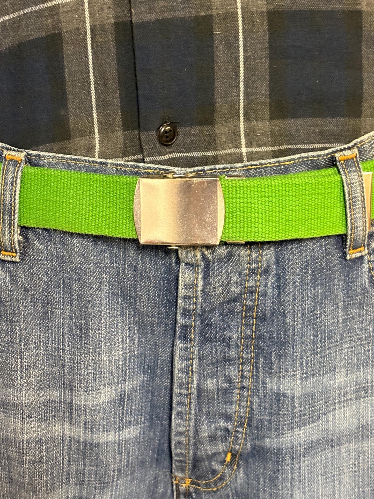90s vintage army style belt. Fresh apple green colour canvas. No holes format with slide lock silver chrome buckle. Fully adjustable