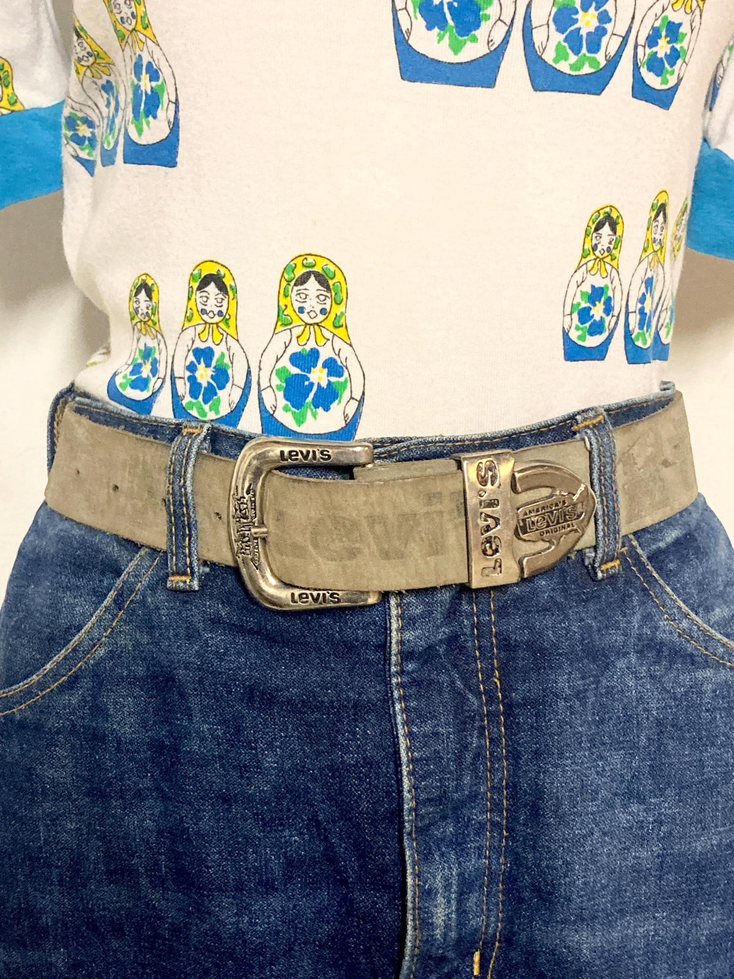 Levi's 80s vintage thick grey genuine leather belt for jeans with detailed buckle and numerous traditional cute logo's stamped all along