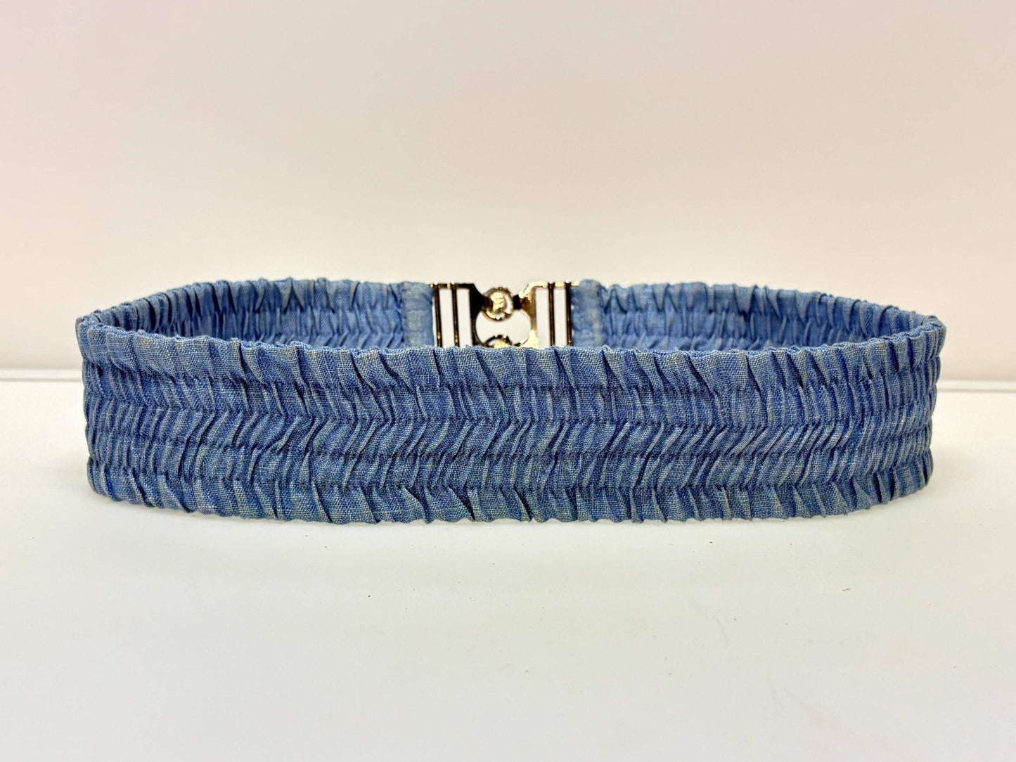 80s vintage womens elastic denim stretch belt. Flattering cinch design to wear with a dress. Chrome circles buckle. Country and western
