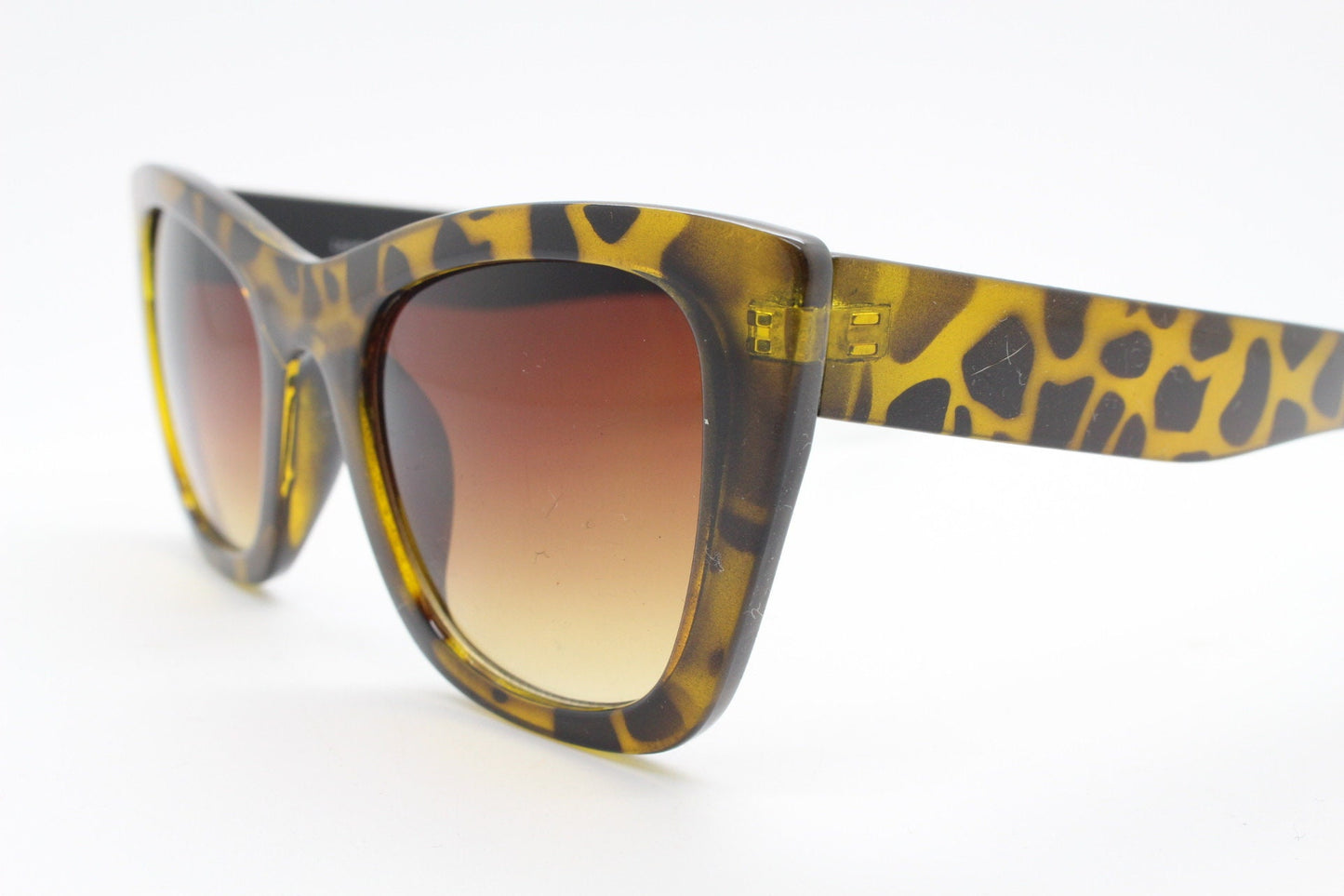 Vintage Y2K pointed cat eye sunglasses. Womens sharp angled cat eye with radiant tortoise frame. 50s rockabilly, pin up. 2000s NOS cateyes