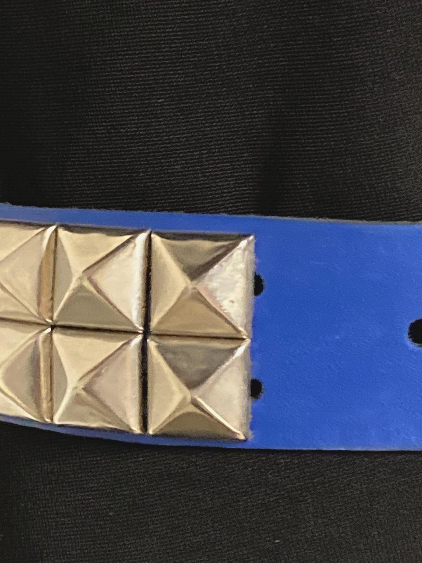 80s vintage thick genuine leather studded belt.  Royal blue with changeable buckle and 2 rows of conical silver metal studs. NOS size M
