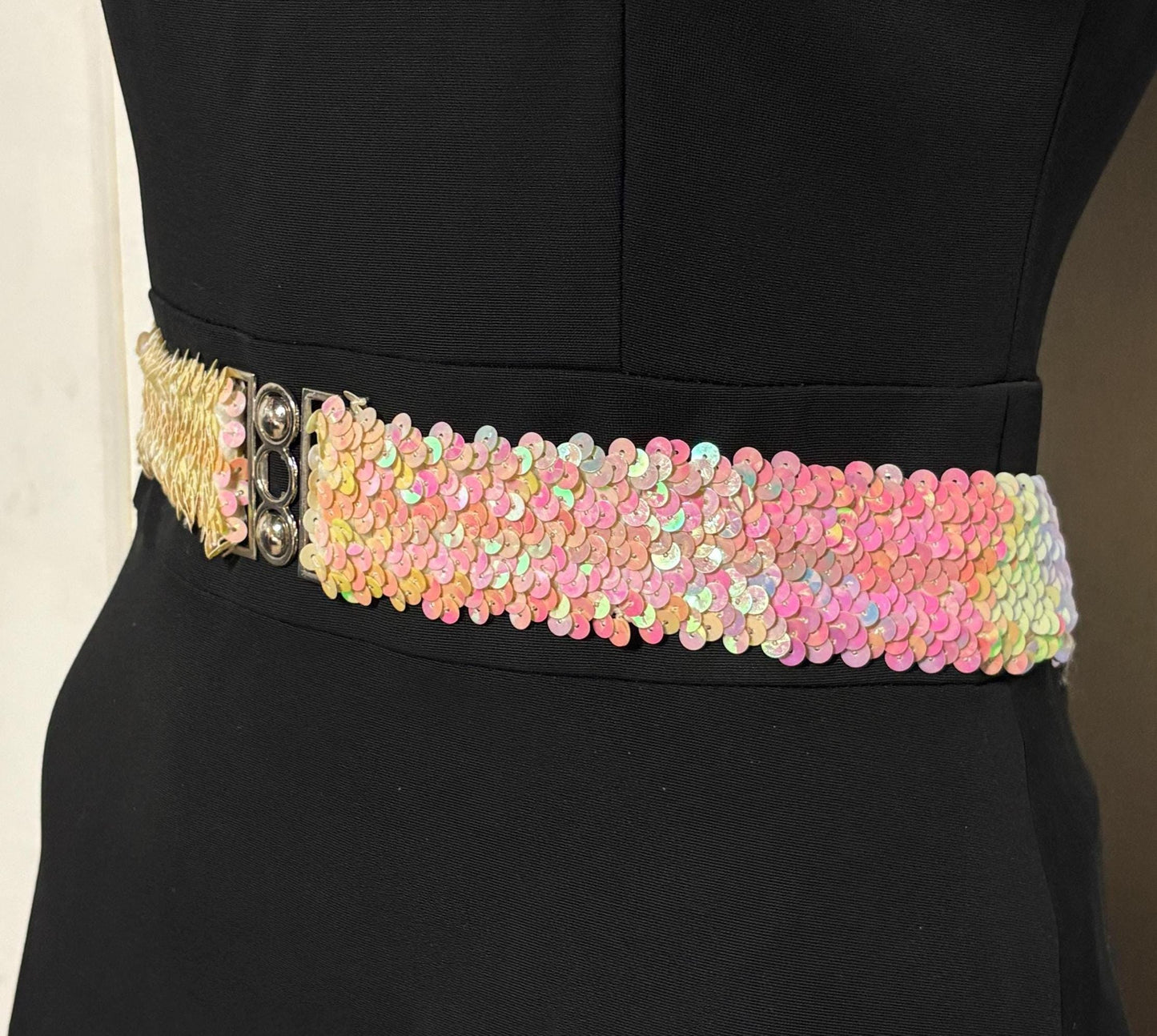 70s vintage womens elastic pink and white sequin stretch belt with chrome circles buckle. To wear with a dress. Authentic disco belt