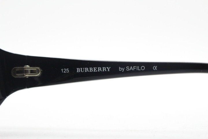 Burberry 90s vintage rectangular sunglasses model 8334/S made by Safilo. Low profile wrap around frame with subtle classic check pattern