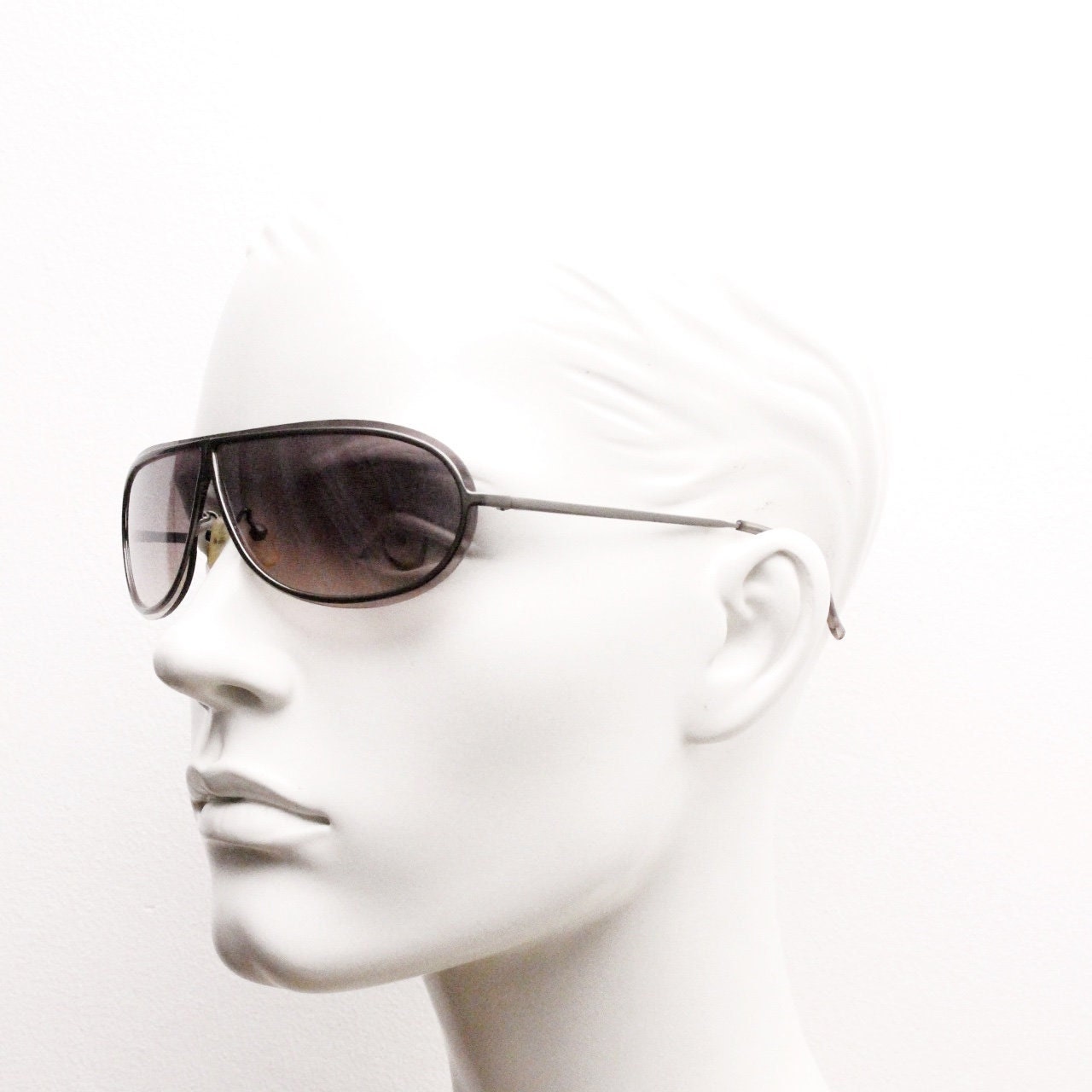 Y2K vintage visor aviator sunglasses. 2000's black low profile wraparound mono lens mini mask shield design with slim gunmetal arms. 00s NOS