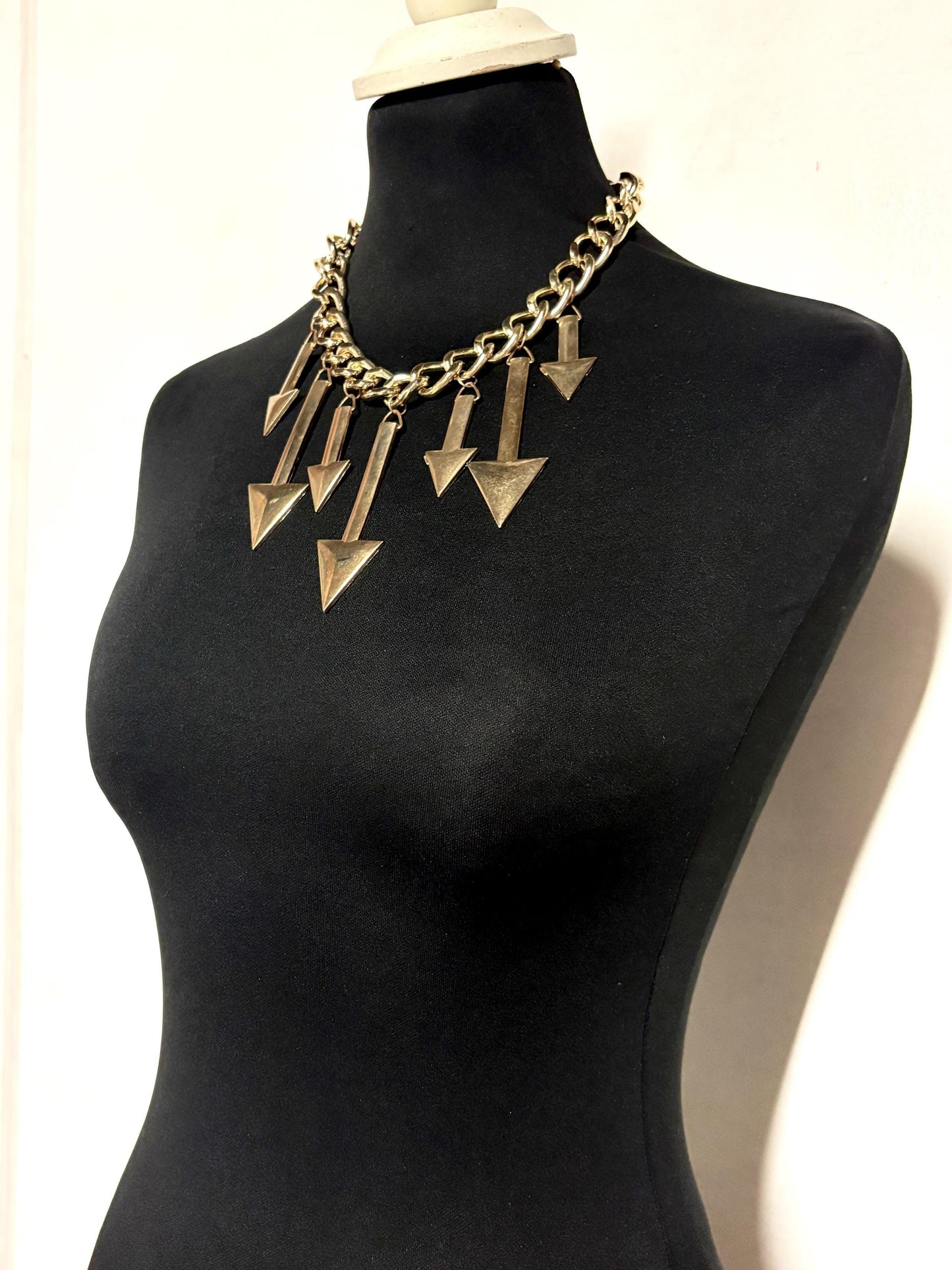 80s vintage massive arrows on a chain necklace. Bombastic golden shiny metal arrows in different sizes on a chunky fat chain. Hip Hop