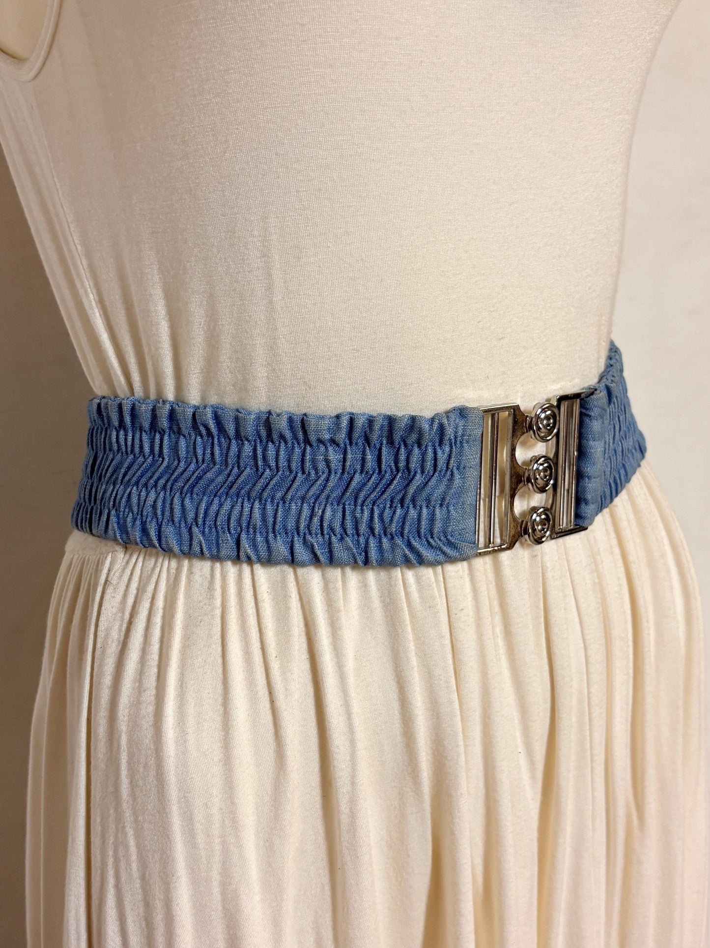 80s vintage womens elastic denim stretch belt. Flattering cinch design to wear with a dress. Chrome circles buckle. Country and western