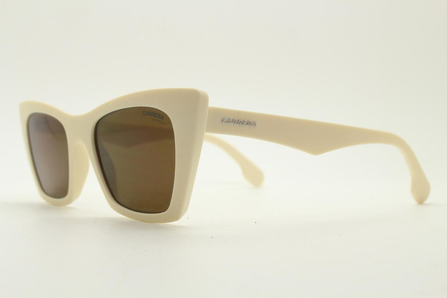 Carrera Vintage pointed cat eye sunglasses. Tasteful retro 50s repro in neat proportions with white matt frame and  brown lenses. NOS cateye
