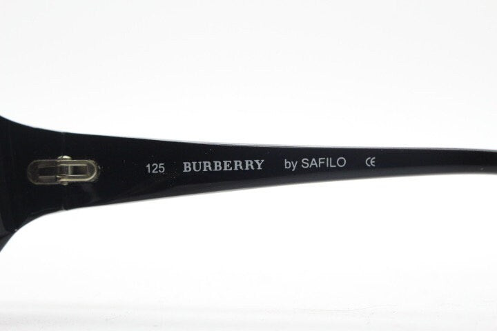 Burberry 90s vintage rectangular sunglasses model 8334/S made by Safilo. Low profile wrap around frame with subtle classic check pattern