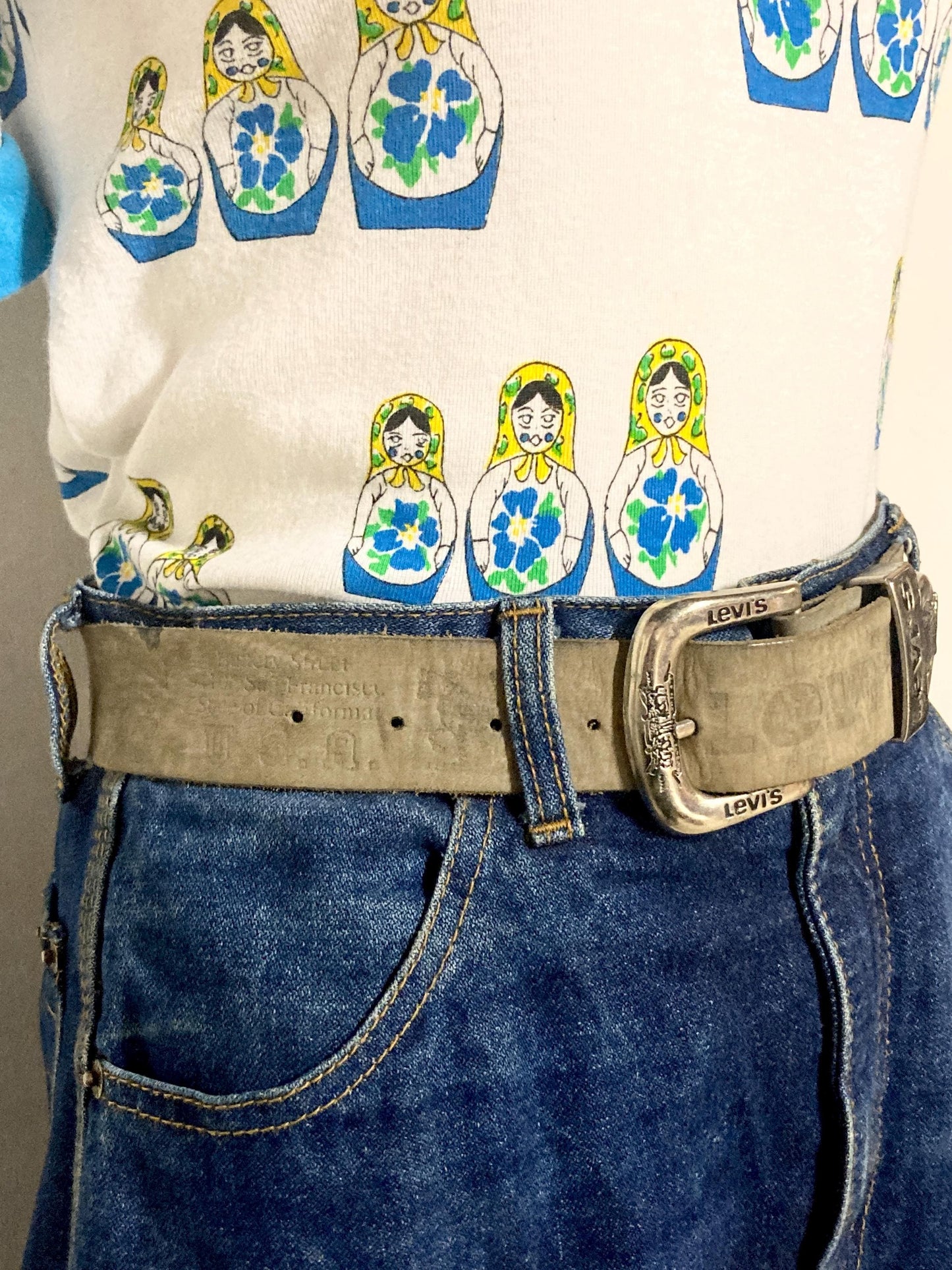 Levi's 80s vintage thick grey genuine leather belt for jeans with detailed buckle and numerous traditional cute logo's stamped all along