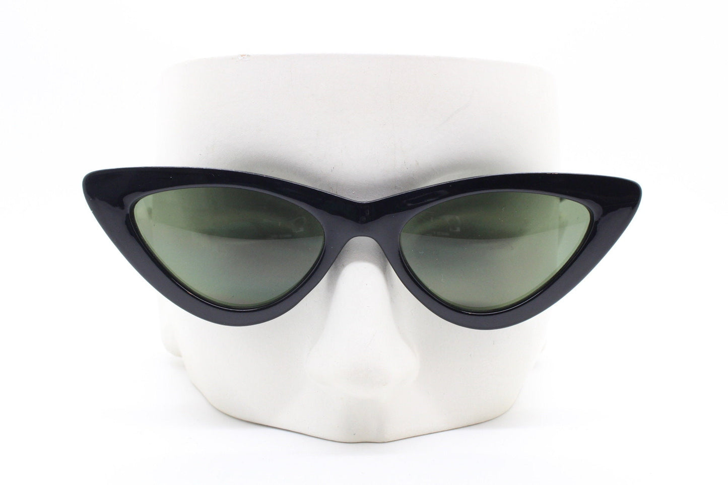 Vintage 90s pointed cat eye sunglasses. Womens 50s style black frame cat eye with green lenses. Rockabilly pin up cats eye. BNWT