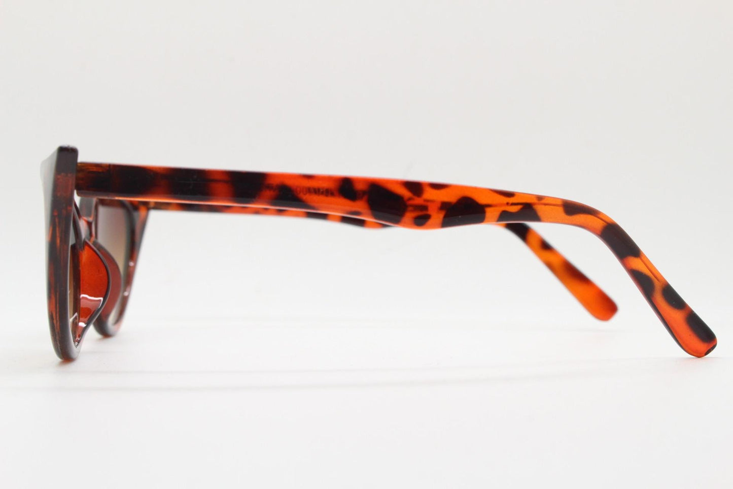 90s vintage pointed cat eye sunglasses. Tortoise slender frame with graduating brown lenses. Womens 50s design rockabilly, pin up