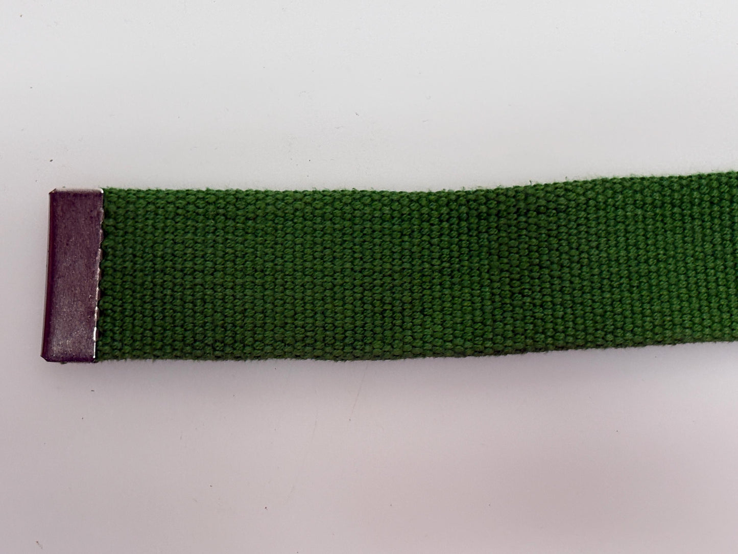 90s vintage army style belt. Fresh apple green colour canvas. No holes format with slide lock silver chrome buckle. Fully adjustable
