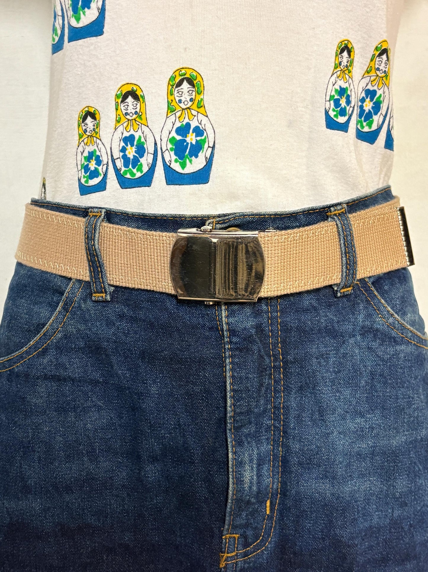 90s vintage army style belt. Thick beige canvas no holes format with slide lock silver chrome buckle. Reinforced stitching. Fully adjustable