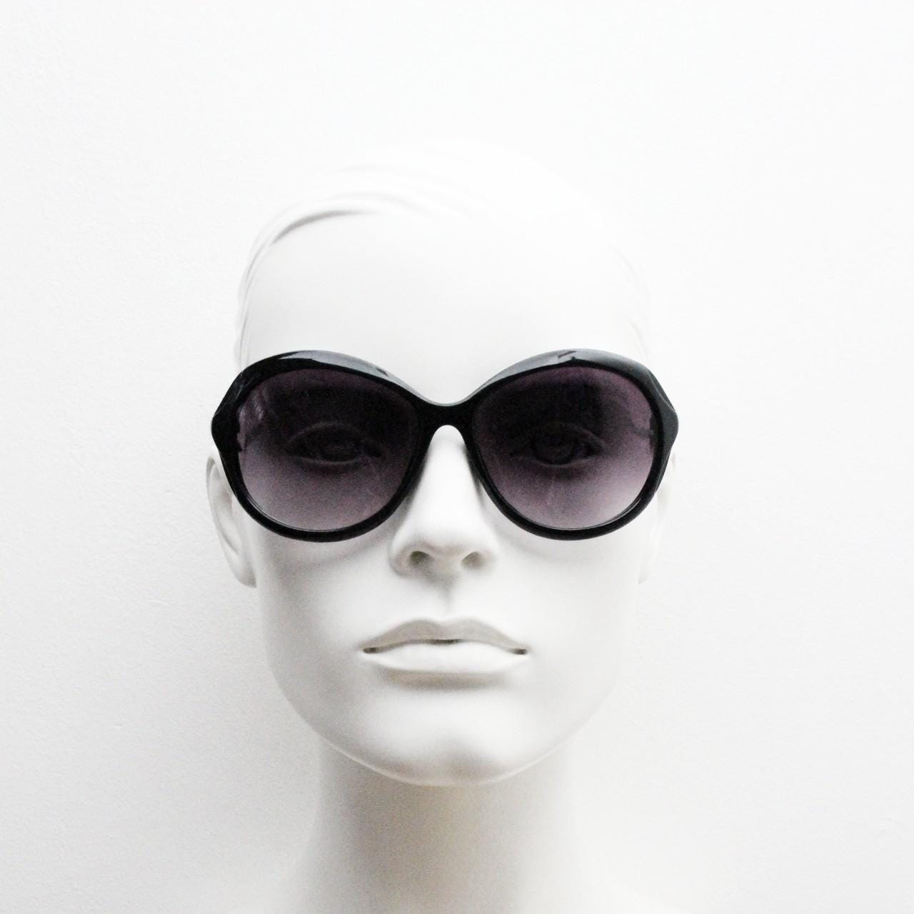 Y2K vintage big round sunglasses. Women's classical 60s design in plain black gloss with graduating lenses. Oversized 2000s. 00s NOS