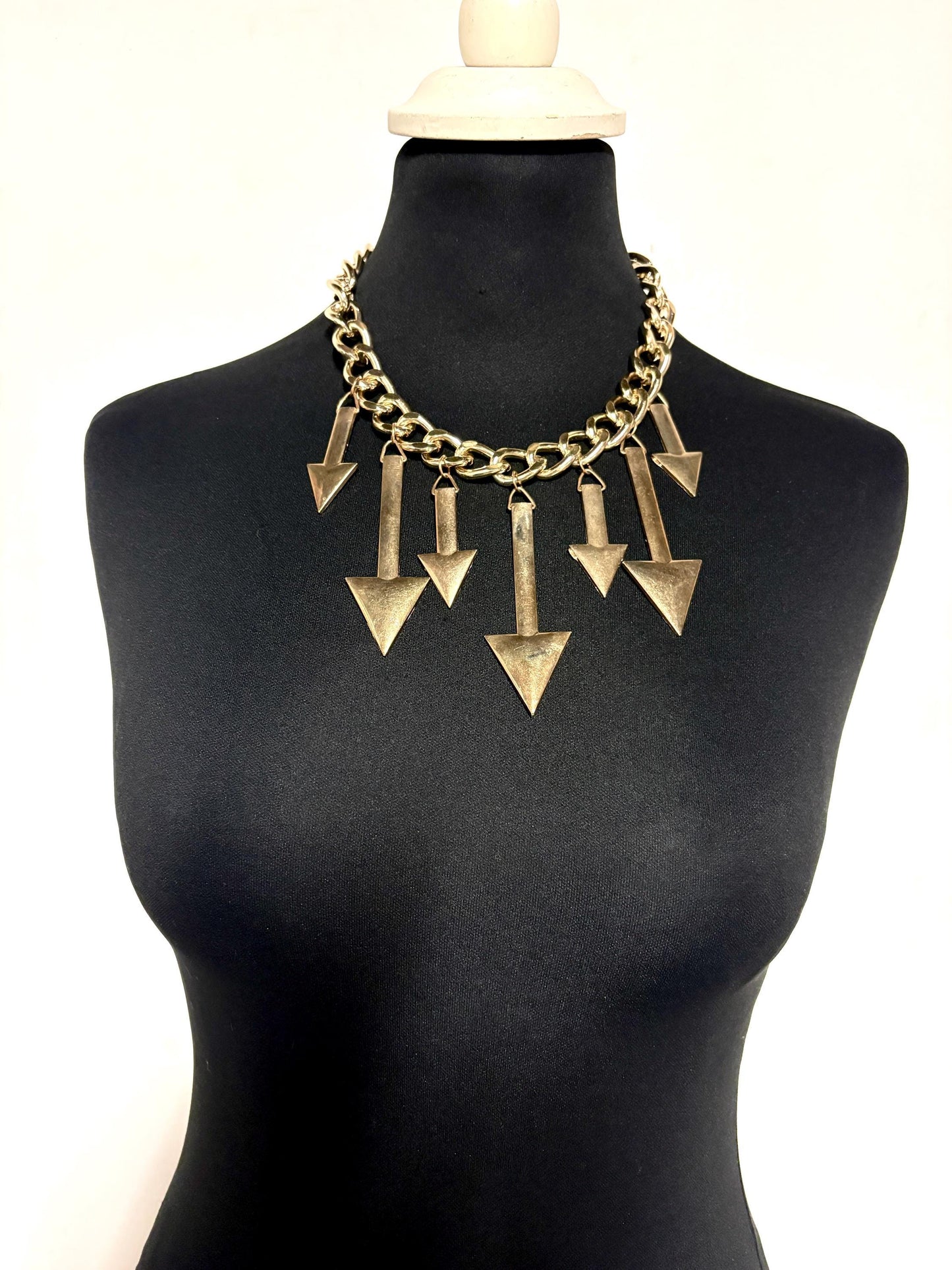 80s vintage massive arrows on a chain necklace. Bombastic golden shiny metal arrows in different sizes on a chunky fat chain. Hip Hop