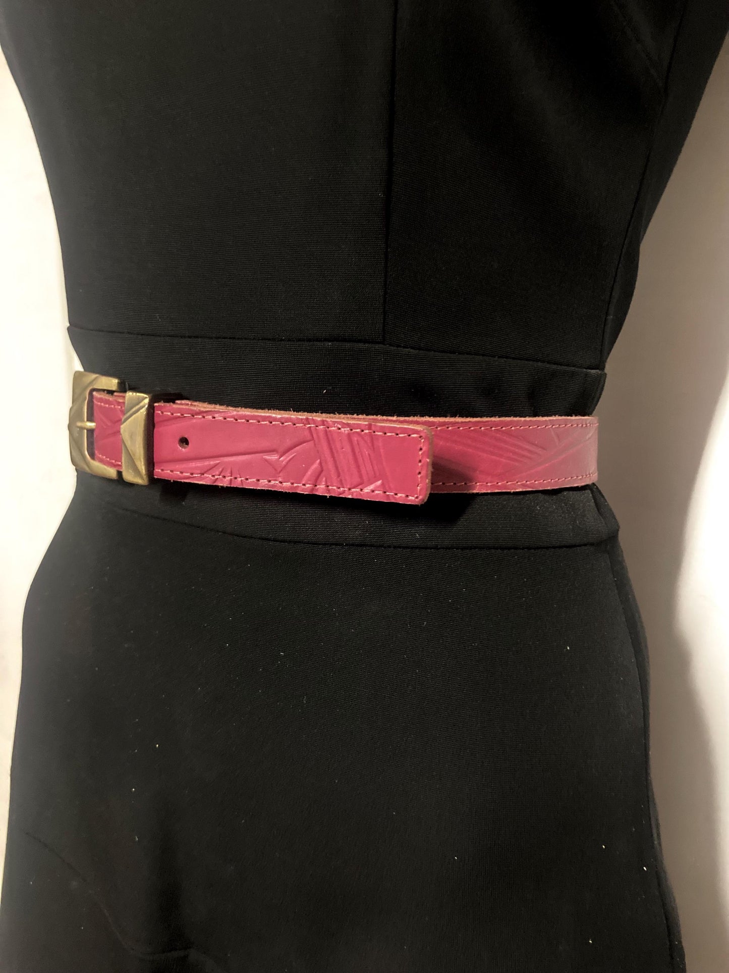 80s vintage womens pink genuine leather 1" belt Made in France. Abstract embossed pattern with brass buckle. For jeans or dress. VGC. NOS