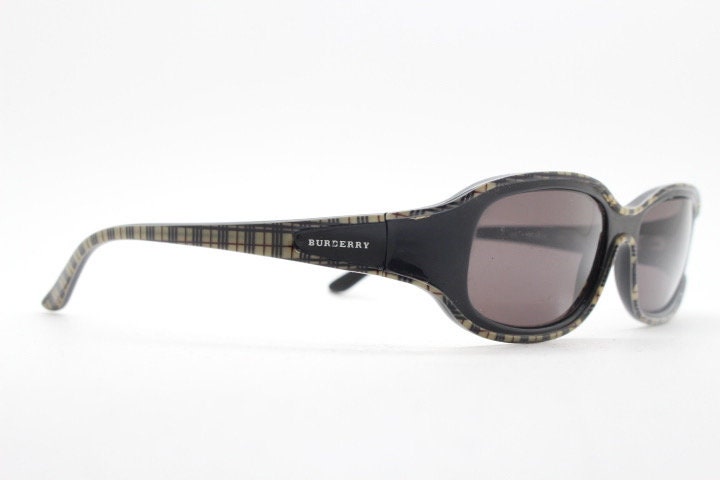 Burberry 90s vintage rectangular sunglasses model 8334/S made by Safilo. Low profile wrap around frame with subtle classic check pattern