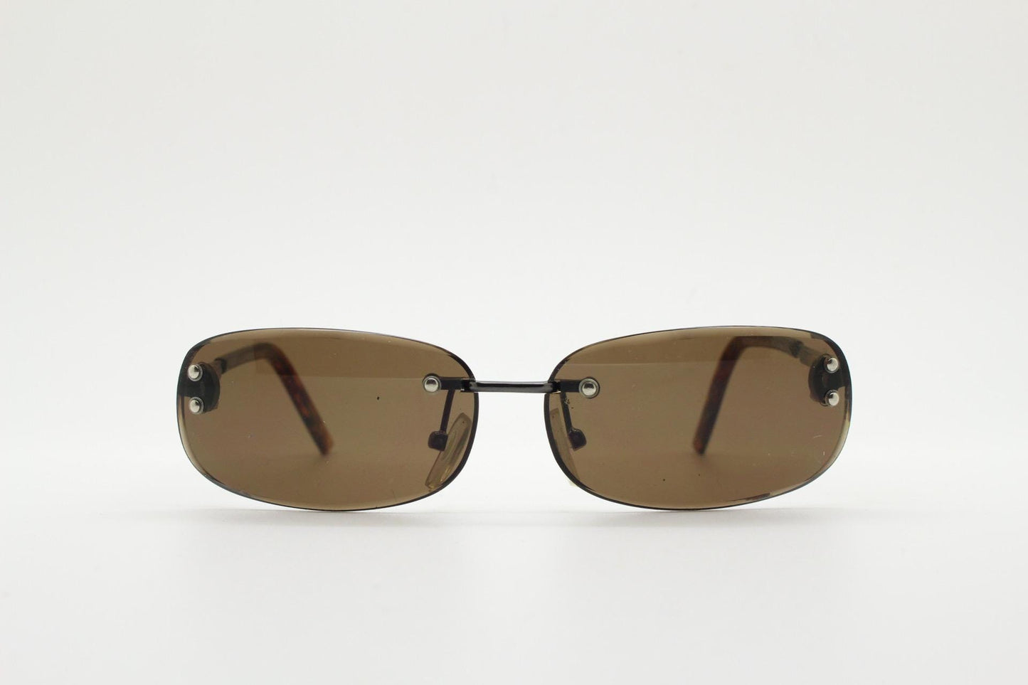 90s vintage minimal frameless sunglasses. Minimal brown rectangular lens with bevelled edges, gunmetal grey trim and tortoise arms. NOS