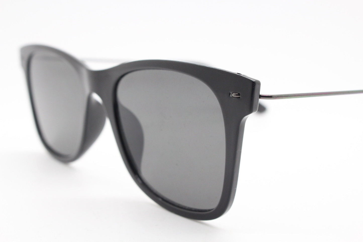 Vintage 90s modified wayfarer design sunglasses. All time classic 40s 50s design in flat black frame with slim metal arms. BNWT
