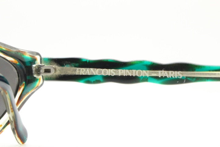 Francois Pinton Paris 90s vintage cat eye sunglasses made in France. Exaggerated  cateye in green and brown acetate with waved arms. NOS