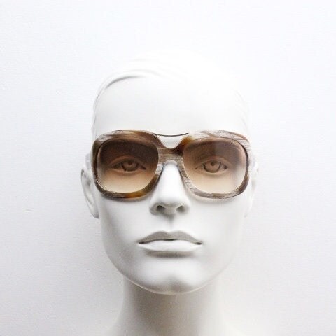 Tom Ford vintage Y2K wrap around sunglasses model Camilla Tf24 made in Italy. Stunning brown and beige natural horn looking acetate. NOS