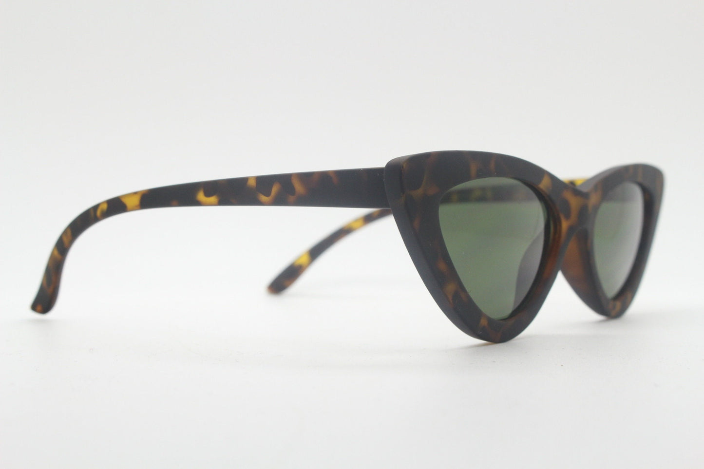 Vintage Y2K pointed cat eye sunglasses. Womens stylised tortoise cat eye frame in a rubber finish. 2000s Rockabilly pin up cats eye. BNWT
