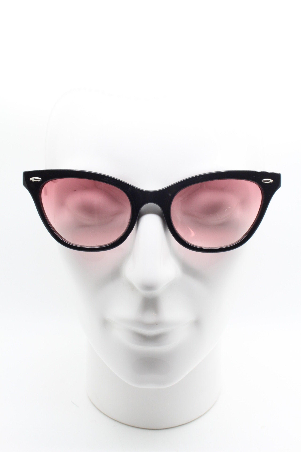 Vintage 90s pointed cat eye sunglasses. Womens black frame cateye with graduated red lenses. 50s style rockabilly, pin up. NOS catseye