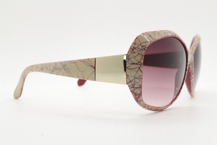 2000s s vintage abstract round sunglasses by Liz Claiborne New York. Psychedelic beige crackle print bug eye with graduating lenses. Y2K NOS