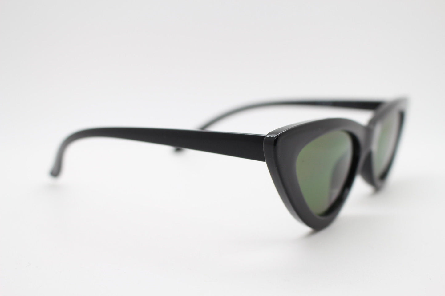 Vintage 90s pointed cat eye sunglasses. Womens 50s style black frame cat eye with green lenses. Rockabilly pin up cats eye. BNWT