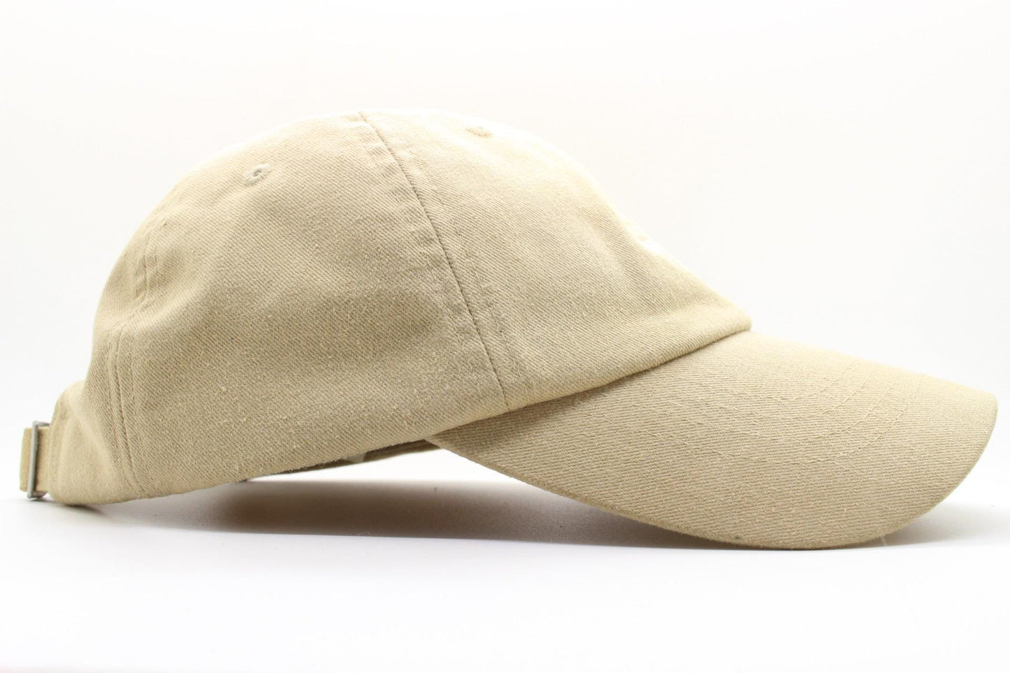 The North Face beige / sand colour baseball cap with white spell out logo. Classic trucker style hat with fully adjustable back. One size