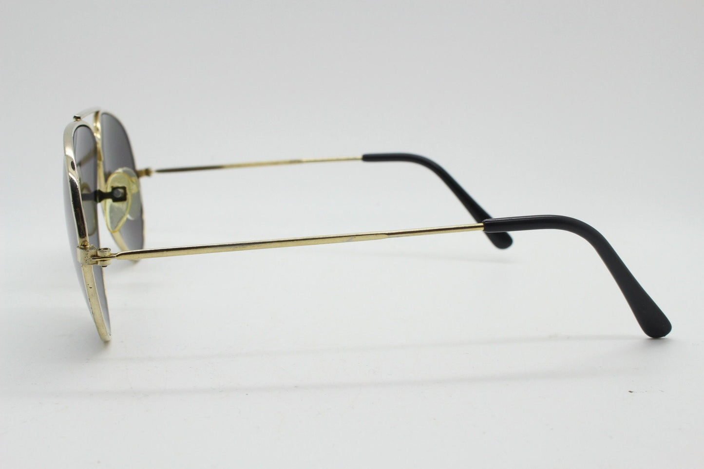 80s vintage aviator sunglasses. Optimal shape classic pilot aviators in a gold metal frame with silver mirror lenses. Teardrop, NOS