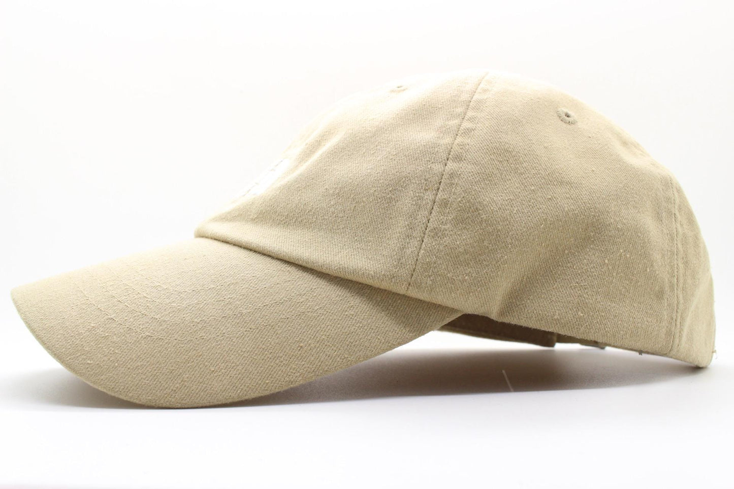 The North Face beige / sand colour baseball cap with white spell out logo. Classic trucker style hat with fully adjustable back. One size
