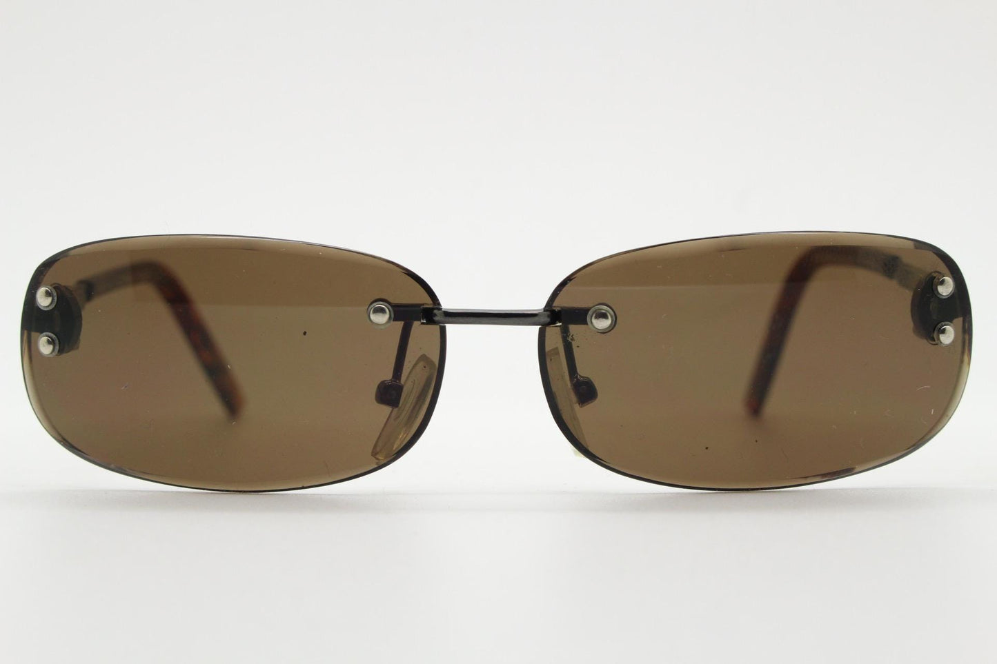 90s vintage minimal frameless sunglasses. Minimal brown rectangular lens with bevelled edges, gunmetal grey trim and tortoise arms. NOS