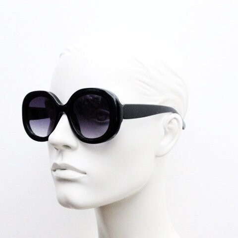 Y2k vintage oversized round sunglasses. Thick framed Women's big 60s mod design black frame with smoky gradient lenses. Unused BNWT. 70s