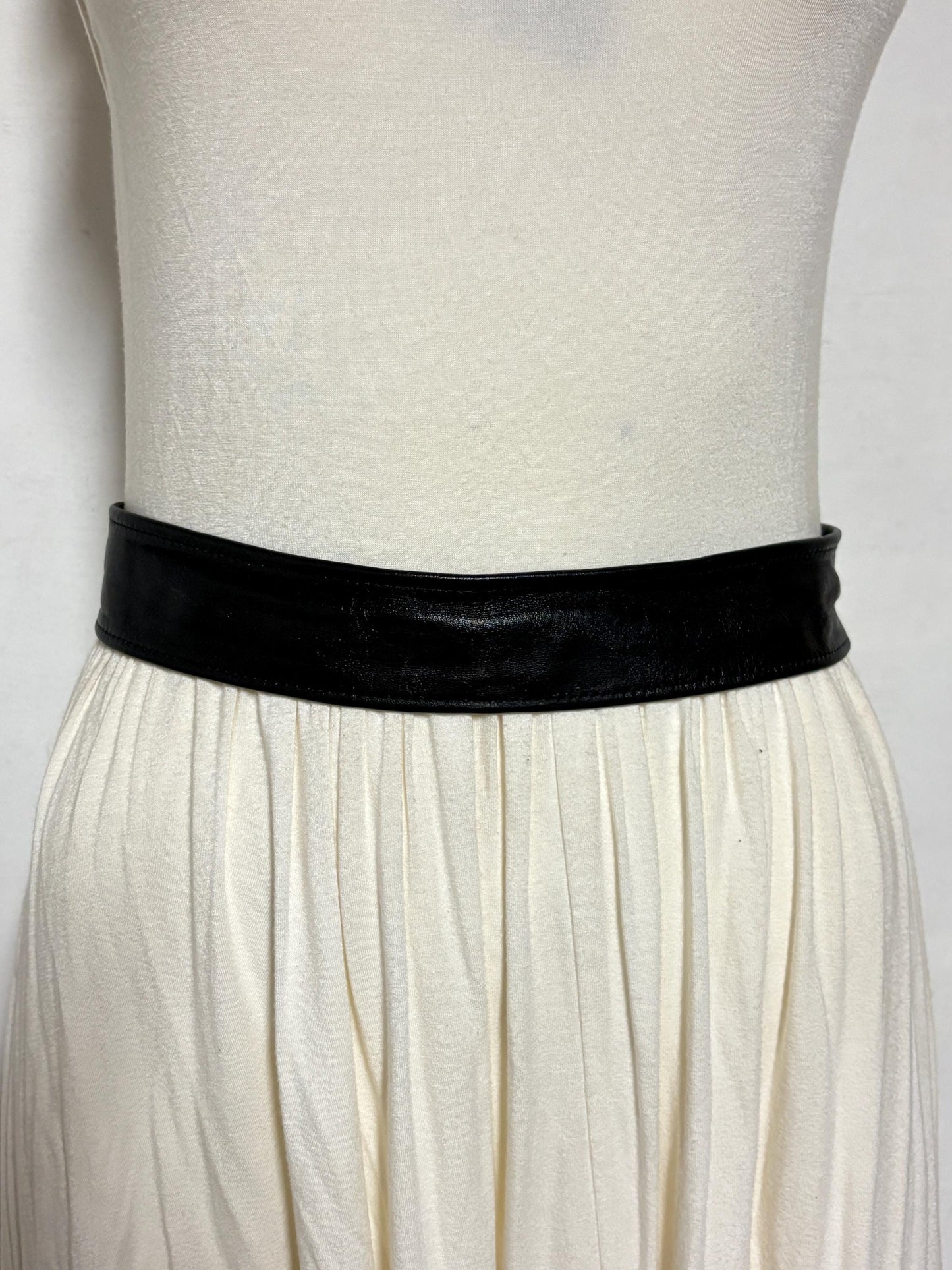 Astor 80s vintage womens leather 2" dress feature belt. Fine quality all black subtle statement belt with covered buckle. Rockabilly revival