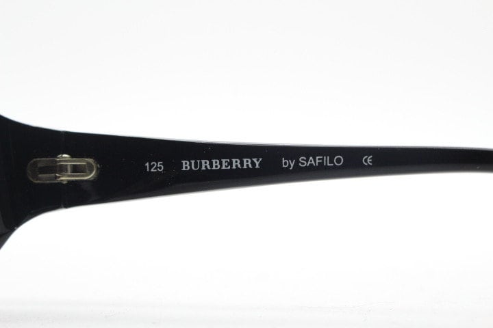 Burberry 90s vintage rectangular sunglasses model 8334/S made by Safilo. Low profile wrap around frame with subtle classic check pattern