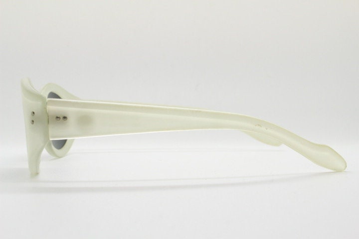 Marconi Vintage 90s oval cat eye sunglasses model 2090. Transparent chunky white acetate frosted cat eye with contrasting dark lenses. NOS