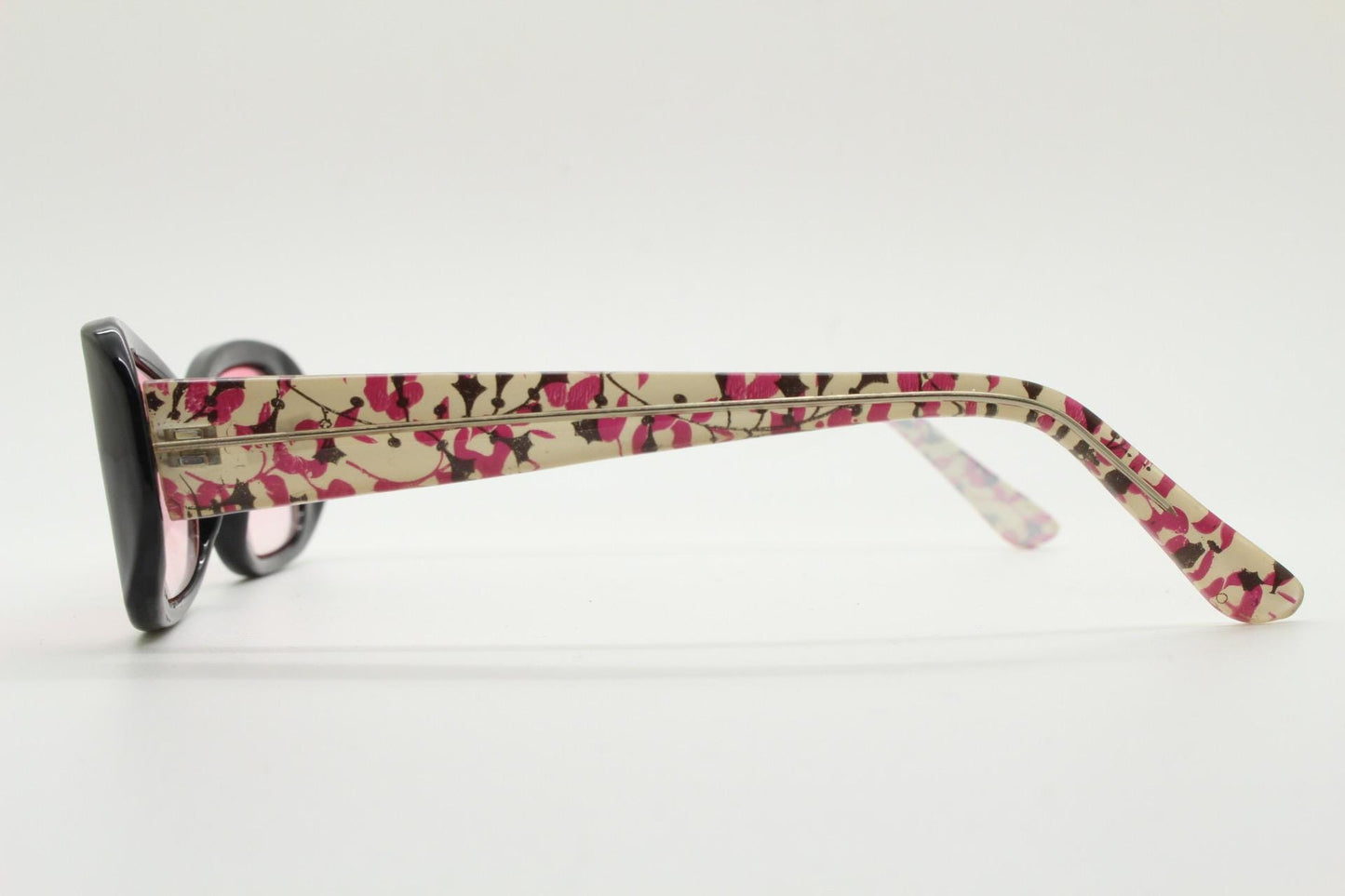 Y2k vintage rectangular cat eye sunglasses. Intense 60s style black front with pink lenses and extraordinary floral arms. 2000s NOS. BNWT