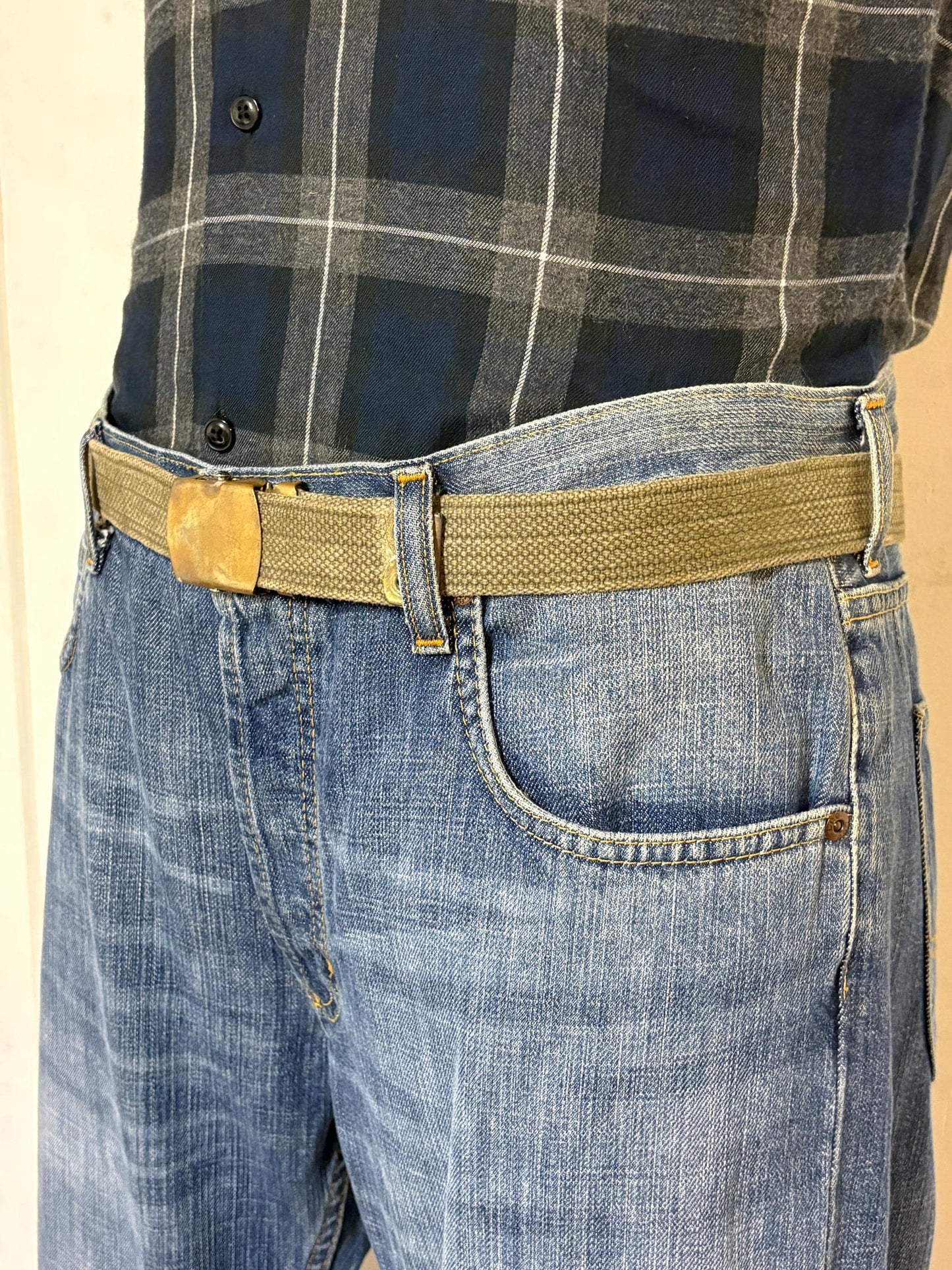 2 x bundle 80s vintage canvas army belts. One black plus one khaki green no holes format. Slide lock gold buckle. Webbing. Fully adjustable