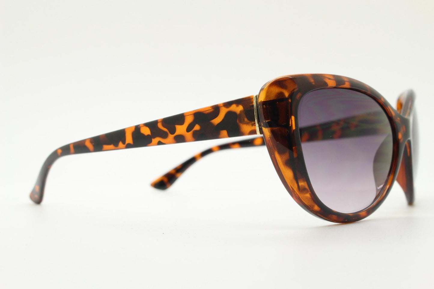 Vintage Y2K oval cat eye sunglasses. 2000s womens tortoise cateye with black graduating lenses. Rockabilly pin up. NOS catseye