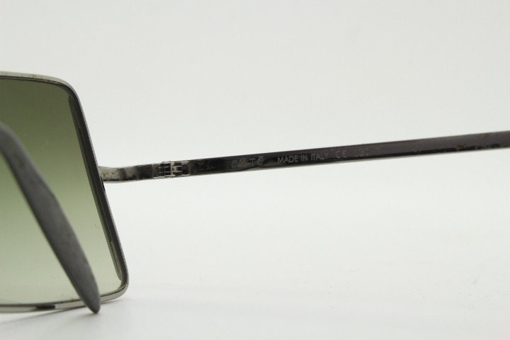 Exte rectangular 90s vintage sunglasses made in Italy. Grey chrome low profile frame with graduating green lenses