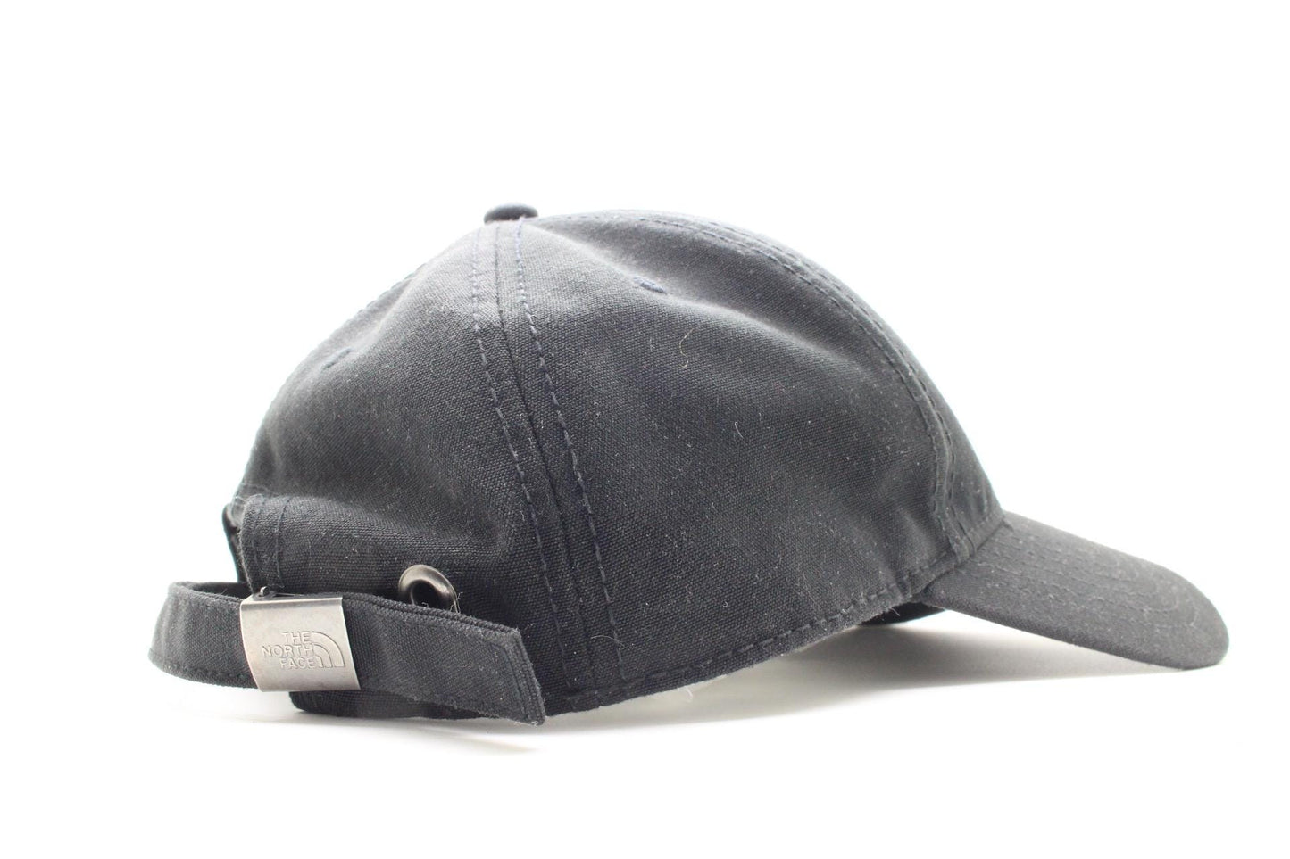 The North Face plain black baseball cap with white spell out logo. Classic trucker style hat with fully adjustable back. One size