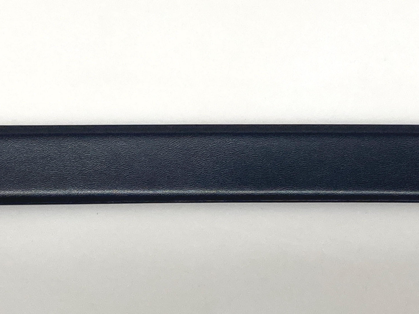 Original Penguin black genuine all leather smart trouser belt. Seamless bonded bevelled edge design. Original Munsingwear. Mens vintage NOS