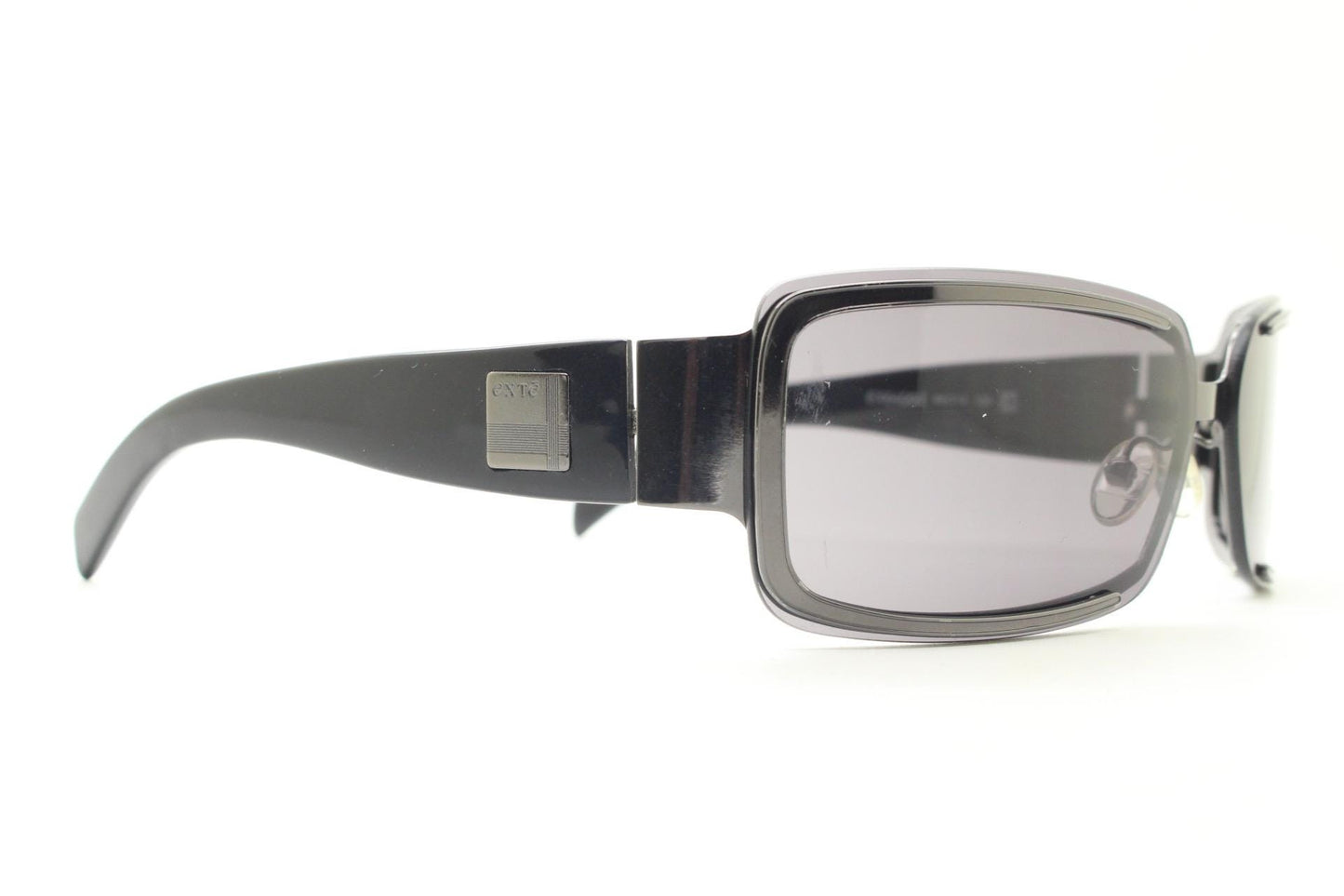 Exte wrap around 90s vintage sunglasses made in Italy. Grey metal front with black acetate arms and curved lenses in neat proportions. BNWT