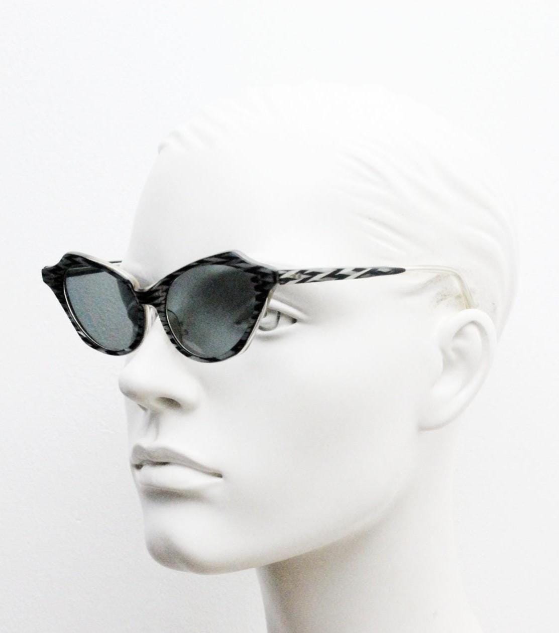 50s vintage cat eye sunglasses. Womens dynamic black and white angular cateye frame with zig zag pattern. 40s. Bad girl pinup. Rockabilly