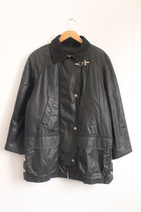 Burberry 4 pocket cord collar wax jacket. Womens green outdoors 3 quarter length with logo buttons and detachable lining. Burberry's vintage