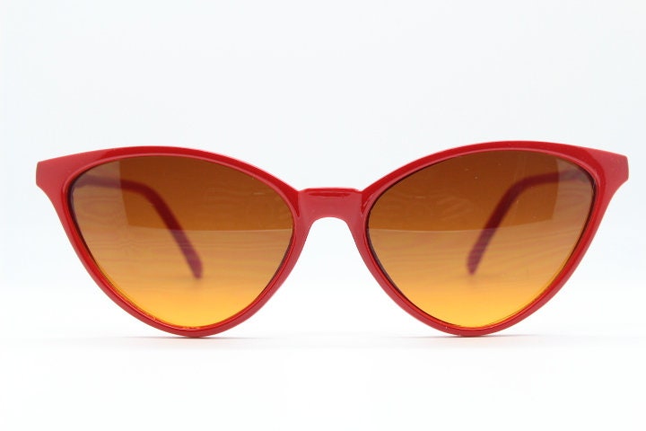 Vintage Y2K red cat eye sunglasses. 2000s womens slim cateye frame with graduated lenses. 50s style rockabilly, pin up. NOS catseye
