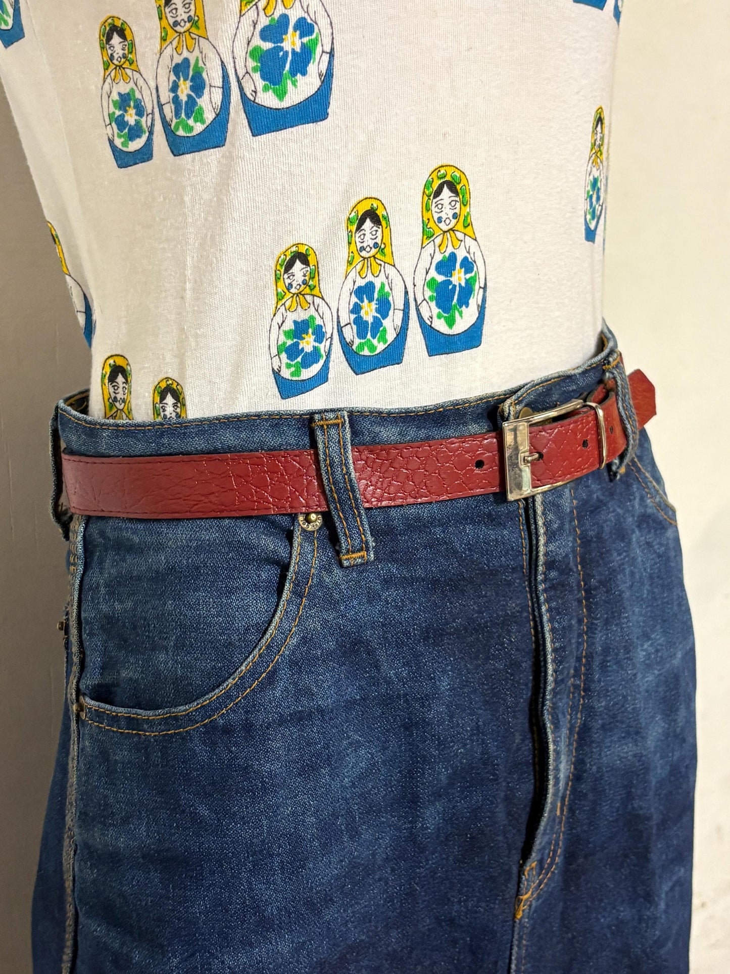 80s vintage womens embossed crocodile pattern 1" belt for jeans or trousers. Eco leather red vinyl with silver chrome buckle. Vegan
